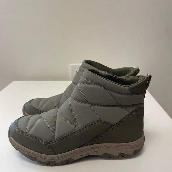 Stylish Green Women's Shoes Size 8.5 - Picture 2 of 3